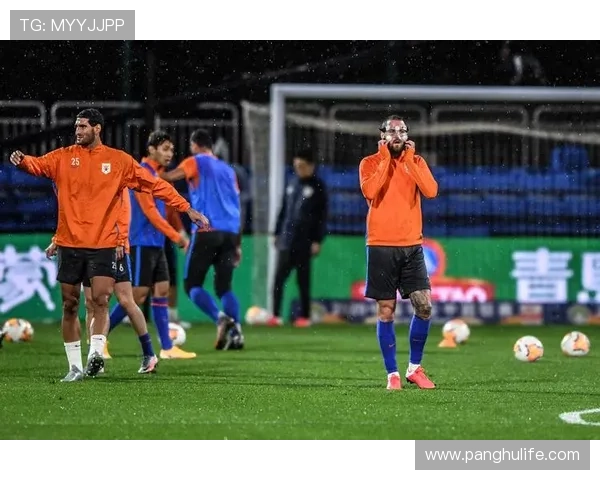 武汉足球队与南京足球队赛后分析:力量对抗与战术较量的深度探讨 武汉足球队与南京足球队赛后分析:力量对抗与战术较量的深度探讨