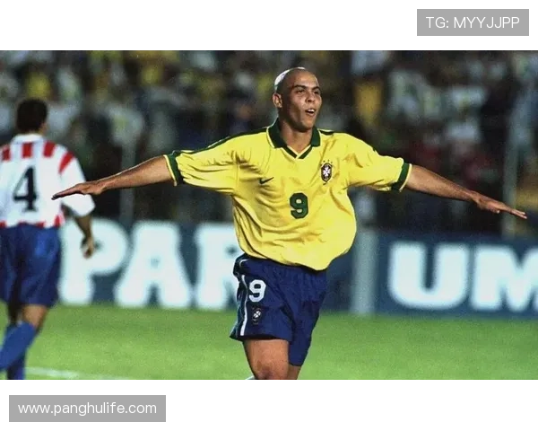 历届足球明星的辉煌成就与传奇故事回顾